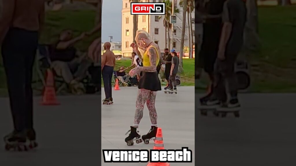 TATOO GIRL STAYING ALIVE AT VENICE BEACH ROLLER DISCO PLAZA LIVE #venicebeach #rollerskating #grind