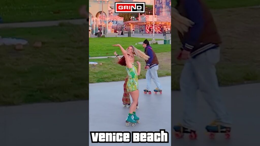 PT 4 Bee Gees Too Much Heaven AT VENICE BEACH ROLLER DISCO PLAZA LIVE #rollerskating #grind #dance