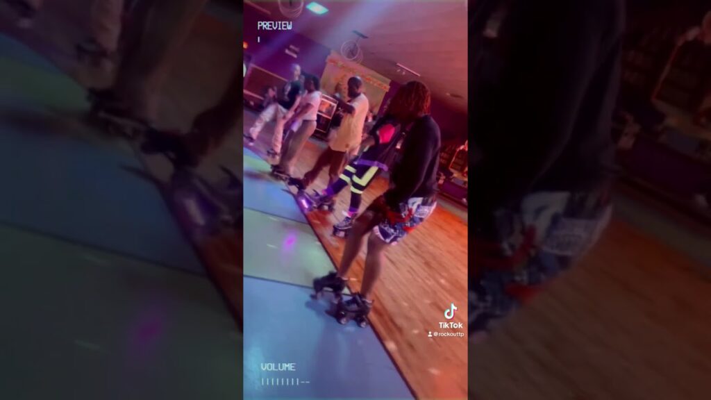 I tried to keep up with the old headsđ #viral #rollerskaters #rollerskating #shorts