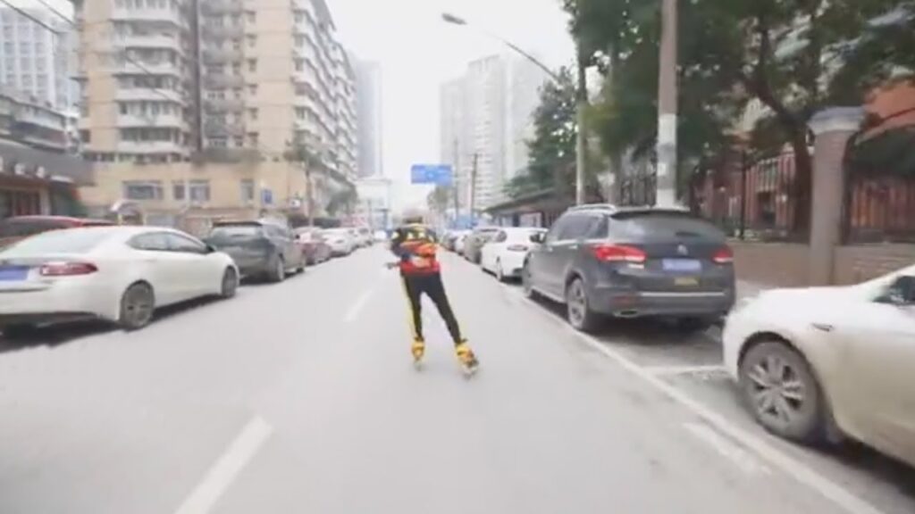 84-year-old man learns roller skating against Alzheimer’s