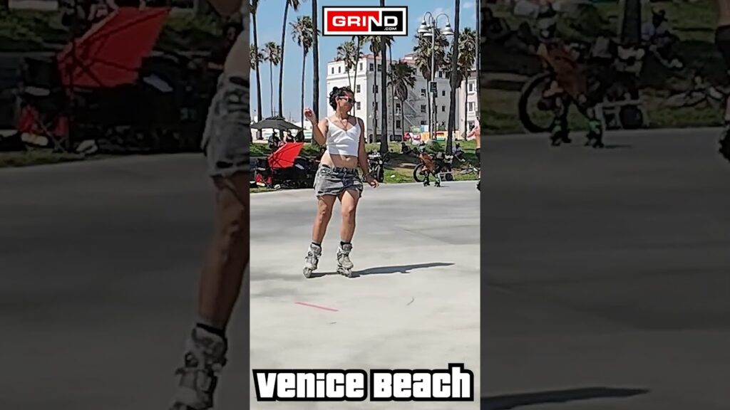 SNAKE CHARMING ON WHEELS at Venice Beach roller disco Plaza. #Grind #grind #veniceskatepark
