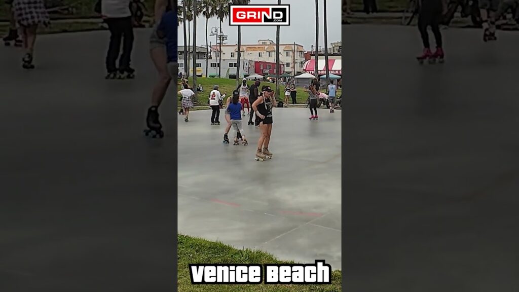 Charlie Wilson Signs pt 3 at Venice Beach roller disco Plaza live. #grind   #rollerskating