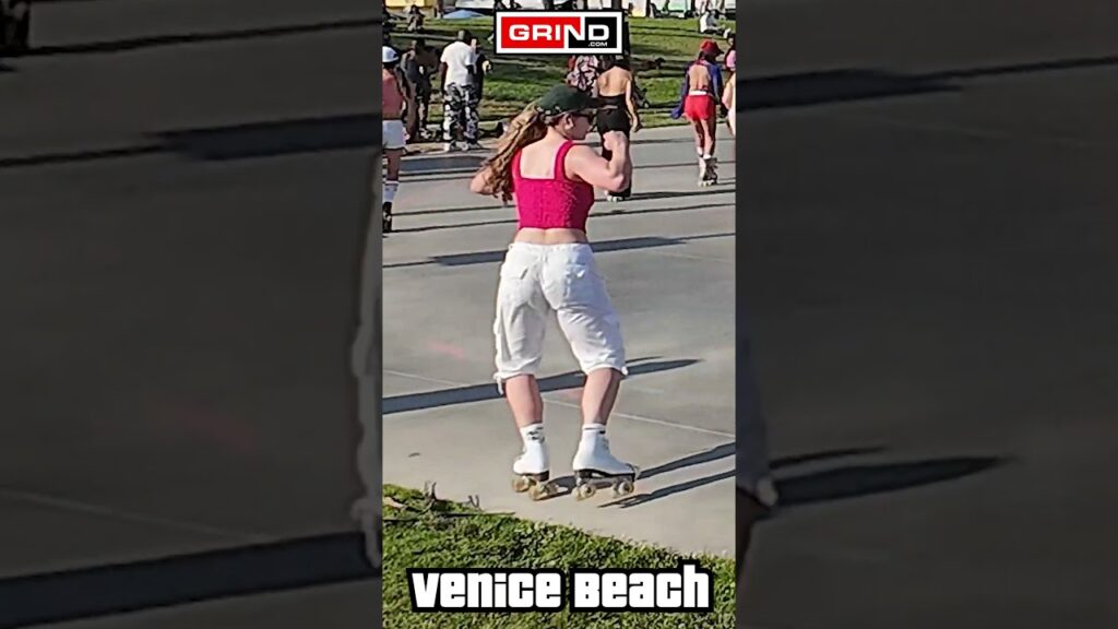 Mann – Buzzin at Venice Beach roller disco Plaza. #grind #rollerskating
