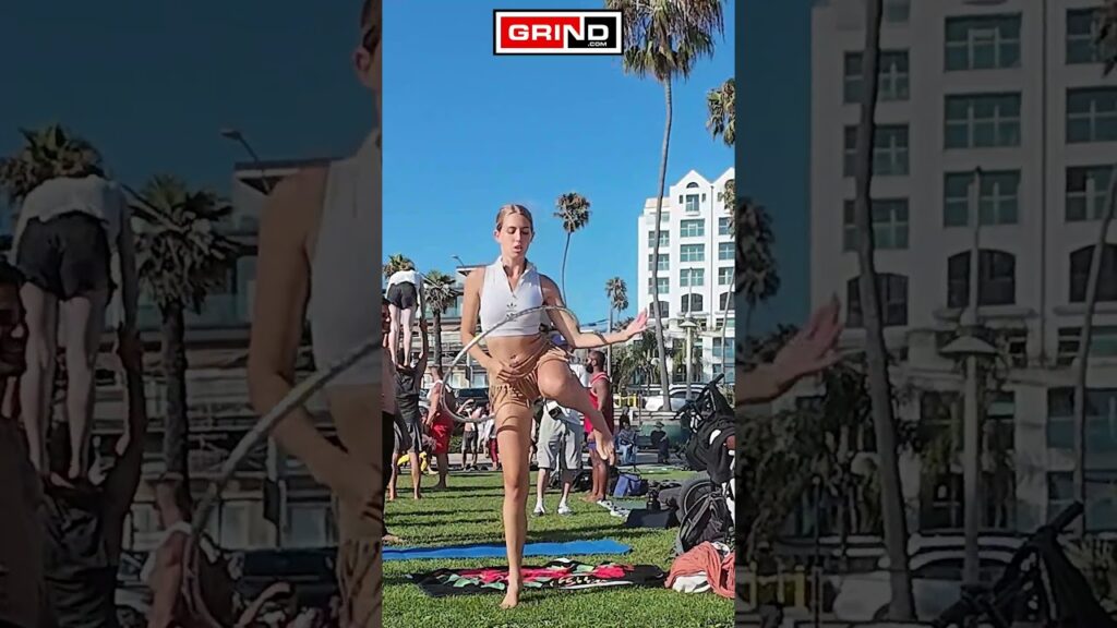 Dance Monkey at pt 3 Venice Beach roller disco Plaza live.#grind #rollerskating