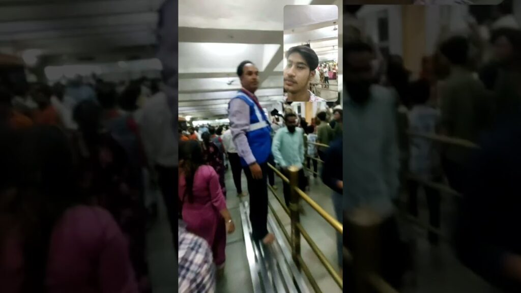 5 ghante ki line or 3 second ke darshan #KRCV #blog #shorts #trending #Ujjain