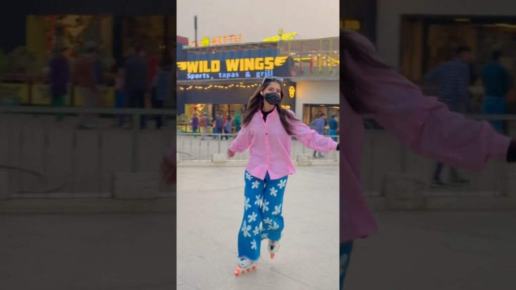 Kon kon wait krta ha meri videos kaπ #sehaaskater #youtubeshorts #rollerskating #seha #skatinggirl