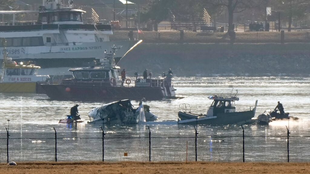 LIVE UPDATES: Deadly midair collision between passenger jet and military helicopter in DC