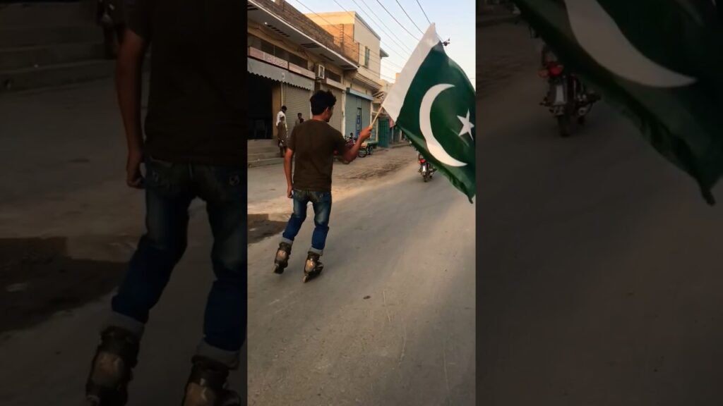 Pakistan Ka Jhanda Lekar Skating 🇵🇰❤️ 1 Like To Banta Hai #PakistaniFlag #Skating #Shorts #Viral