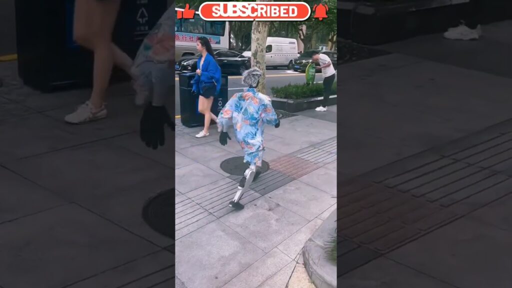 चीन में चल रहा है रोबोट 🤖 | अब इंसानों की जगह मशीनें! | Robot in China #Shorts #trending #viral