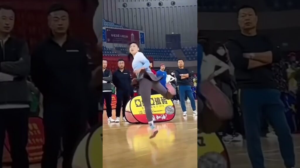 When #china holds shuttlecock kicking (jianzi) competitions🧐#chinanews #news #chine